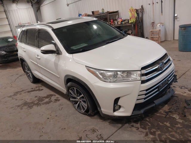Salvage Toyota Highlander Image