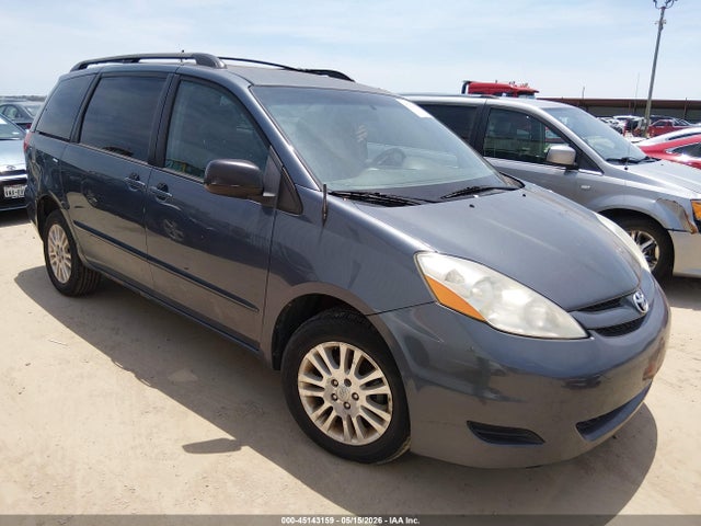 Salvage Toyota Sienna Image