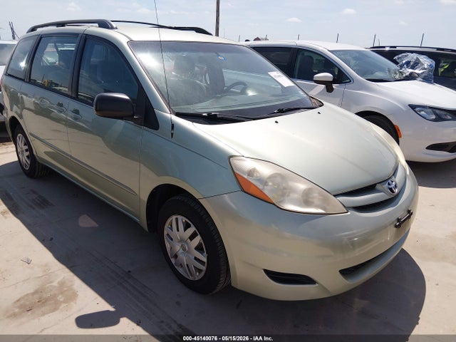 Salvage Toyota Sienna Image
