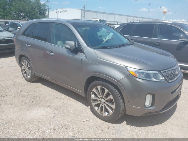Salvage Kia Sorento Image