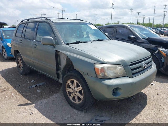 Salvage Toyota Highlander Image