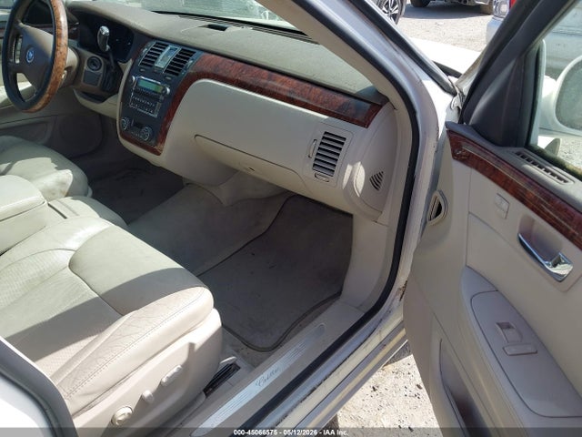 Cadillac DTS Standard