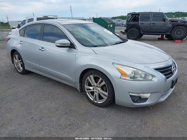 Salvage Nissan Altima Image