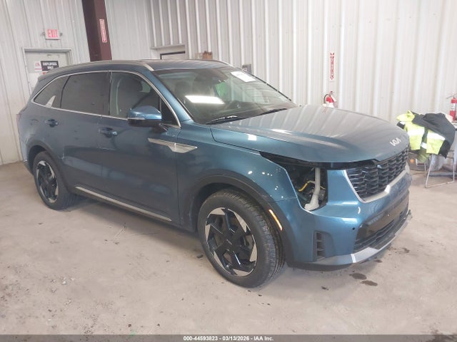 Salvage Kia Sorento Image