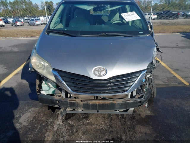 Toyota Sienna Le V6 8 Passenger