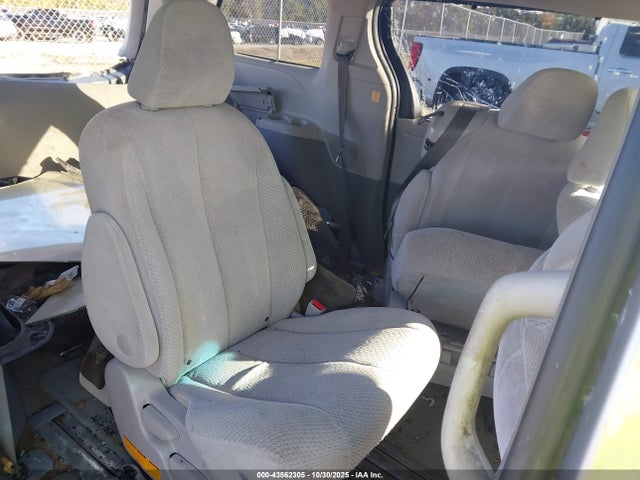 Toyota Sienna Le V6 8 Passenger
