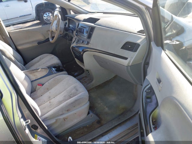 Toyota Sienna Le V6 8 Passenger