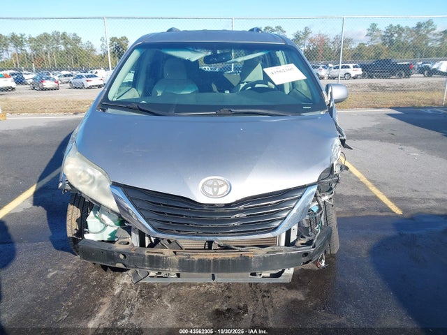 Toyota Sienna Le V6 8 Passenger
