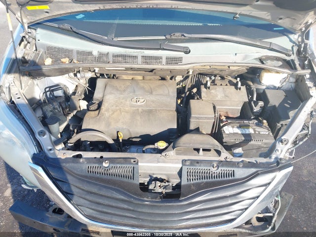 Toyota Sienna Le V6 8 Passenger