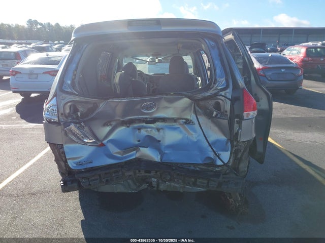 Toyota Sienna Le V6 8 Passenger