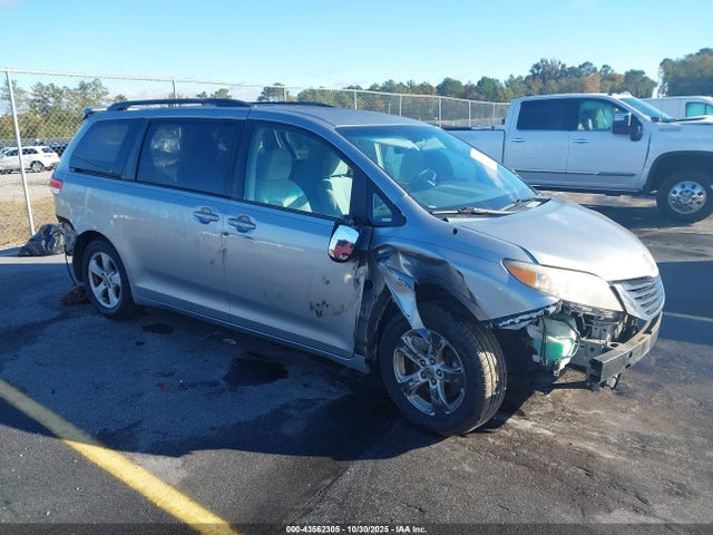 Salvage Toyota Sienna Image