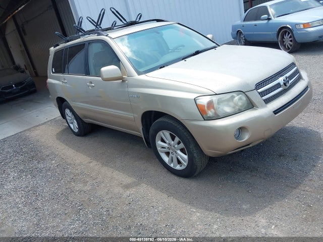 Salvage Toyota Highlander Image