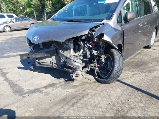 Toyota Sienna Xle V6 8 Passenger