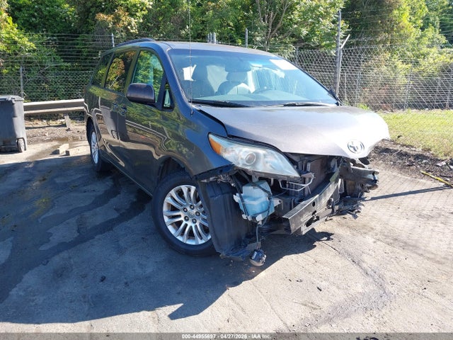 Salvage Toyota Sienna Image