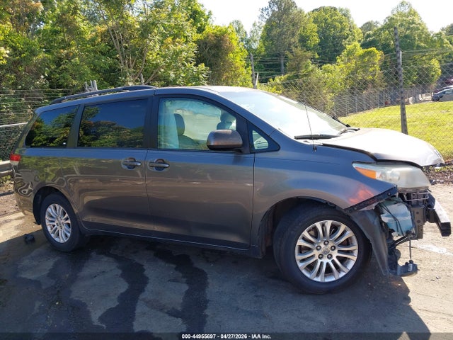 Toyota Sienna Xle V6 8 Passenger