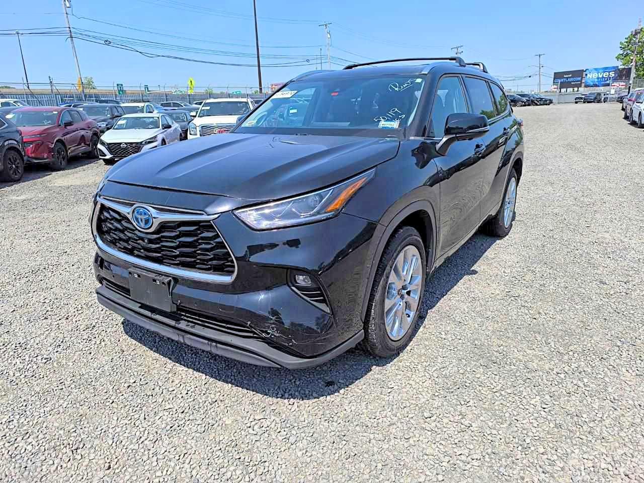 Salvage Toyota Highlander Image