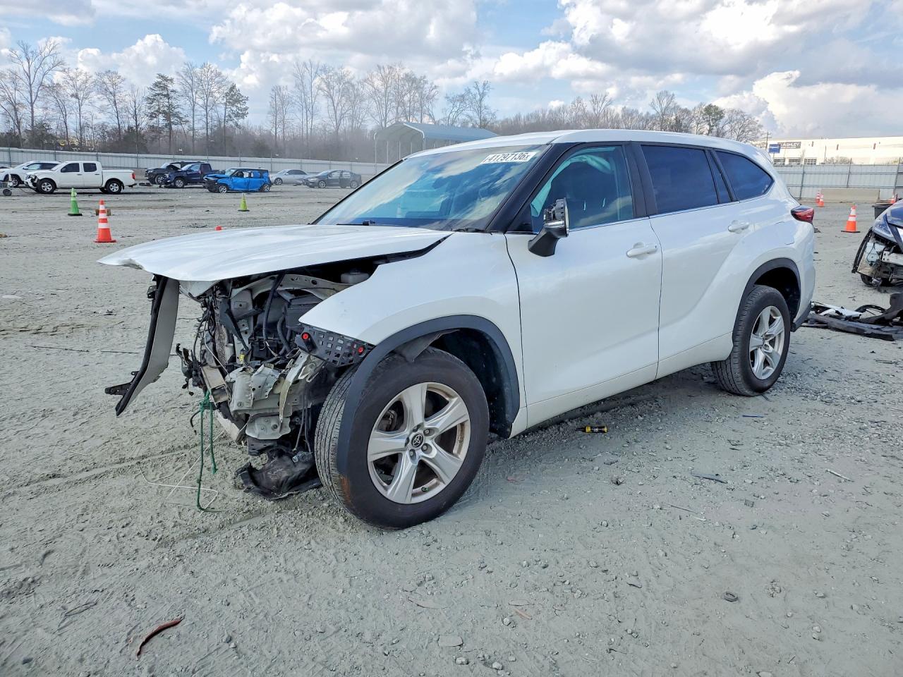 Salvage Toyota Highlander Image