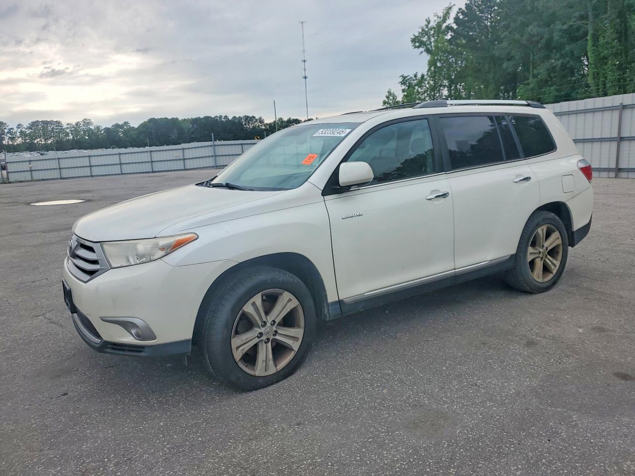Salvage Toyota Highlander Image
