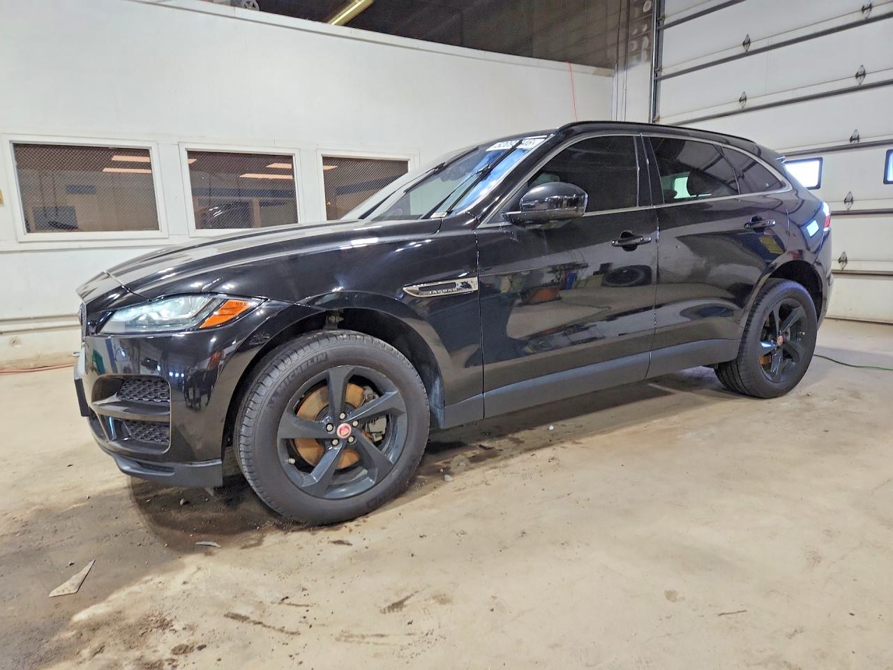 Salvage Jaguar F-PACE Image