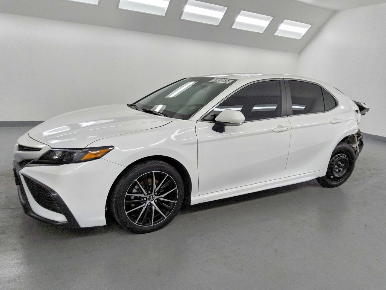 Salvage Toyota Camry Image