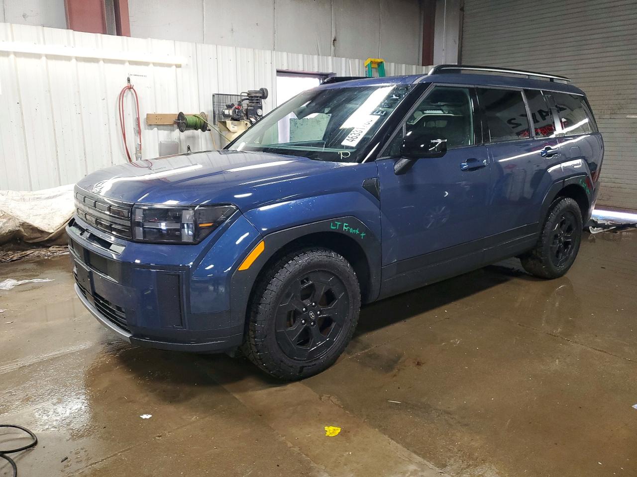 Salvage Hyundai SANTA FE Image