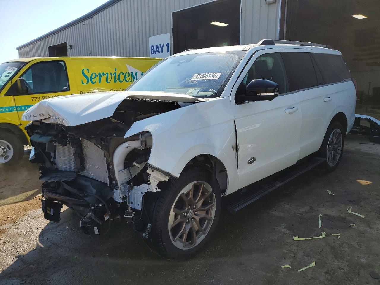 Salvage Ford Expedition Image