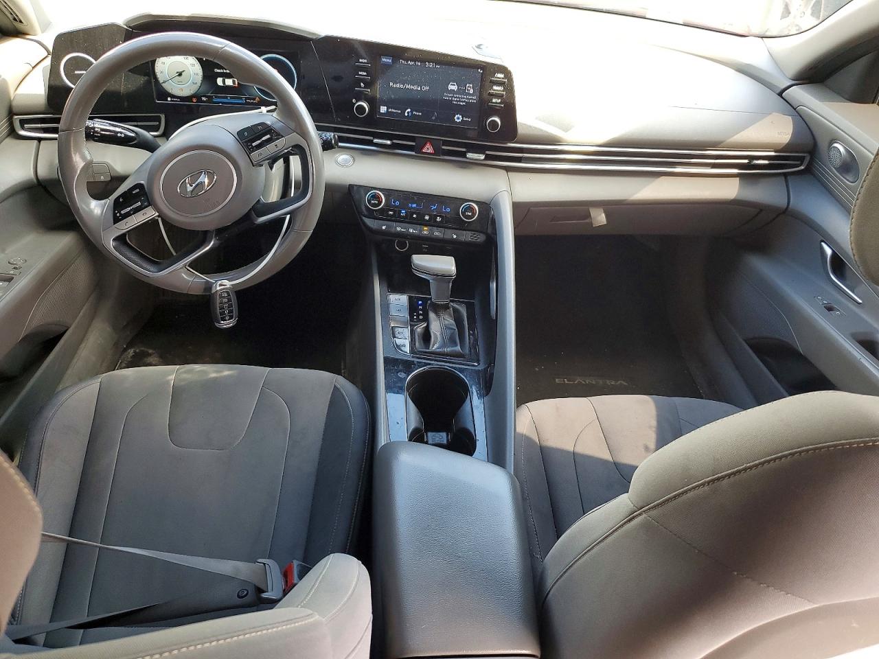 Hyundai ELANTRA Sel