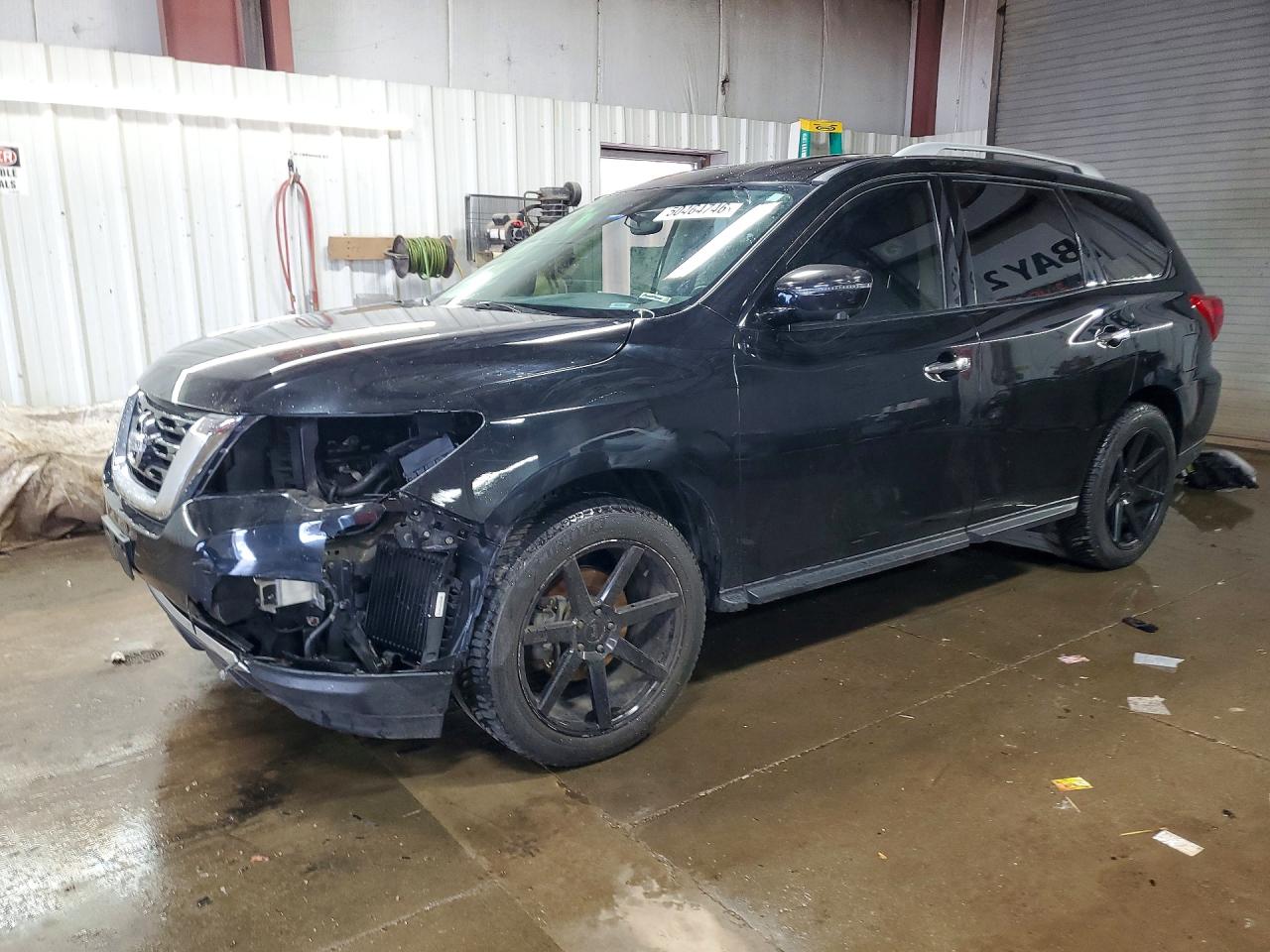 Salvage Nissan Pathfinder Image