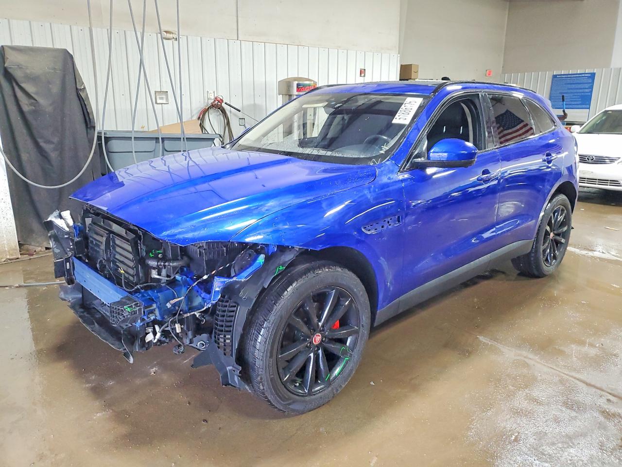 Salvage Jaguar F-PACE Image