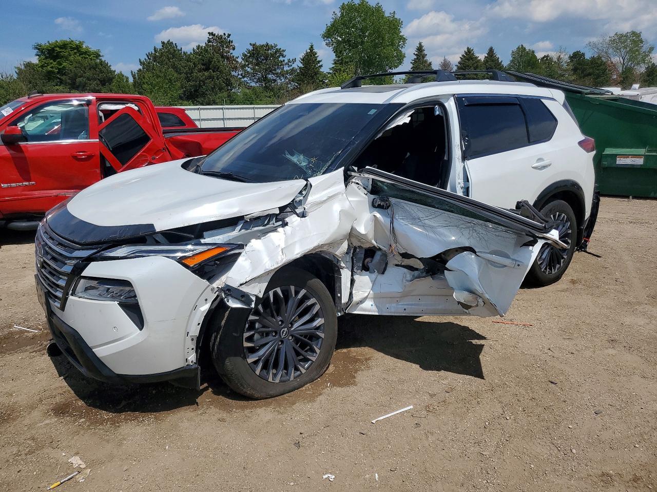Salvage Nissan Rogue Image