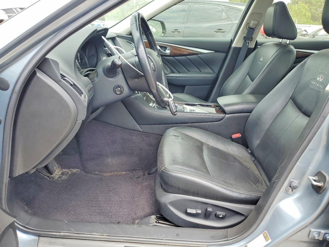 INFINITI Q50 Premium