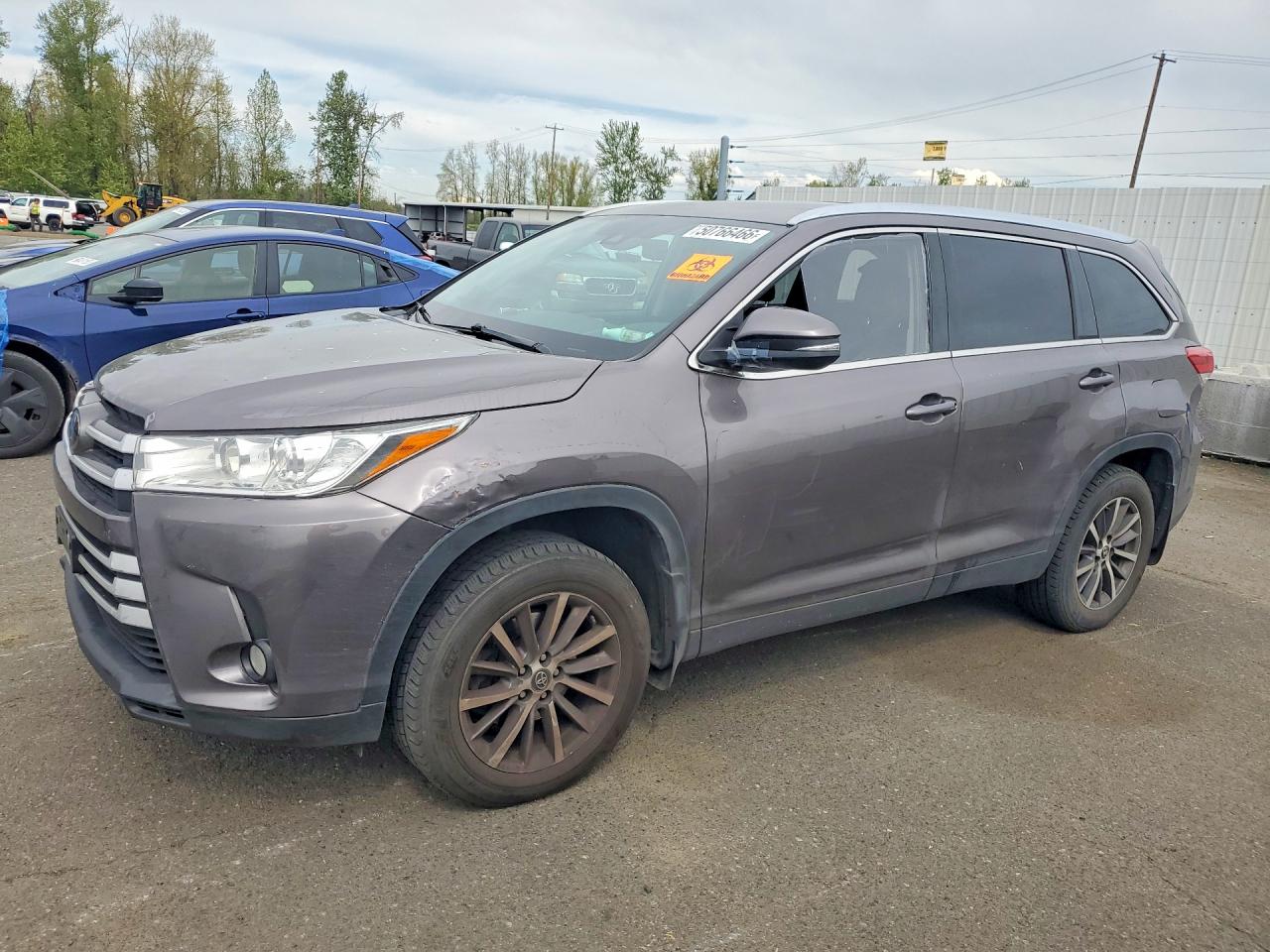 Salvage Toyota Highlander Image
