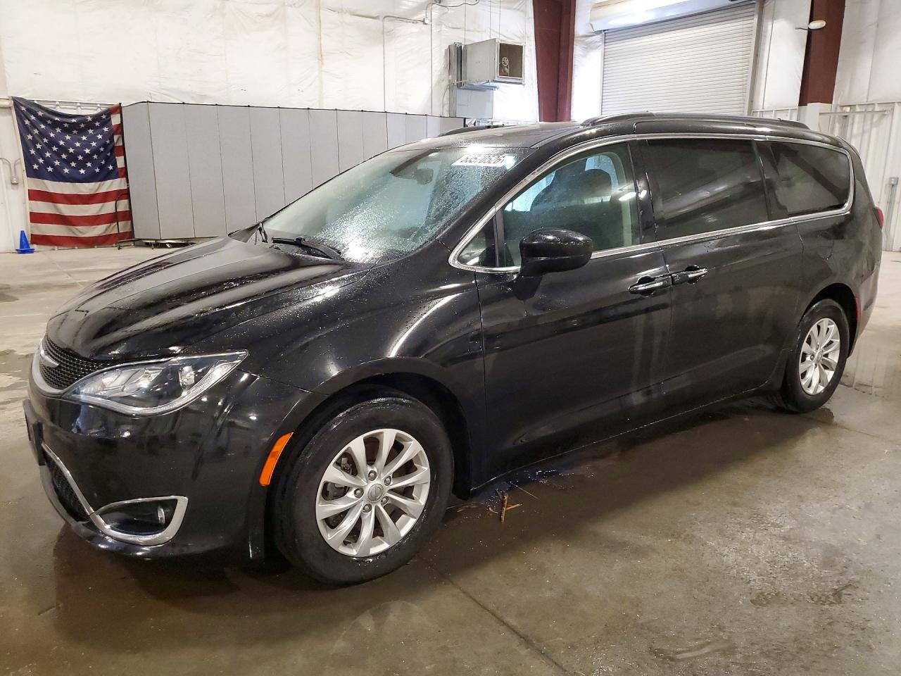 Salvage Chrysler Pacifica Image