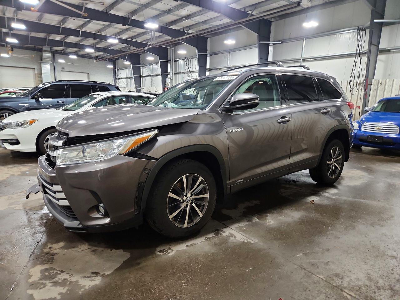 Salvage Toyota Highlander Image