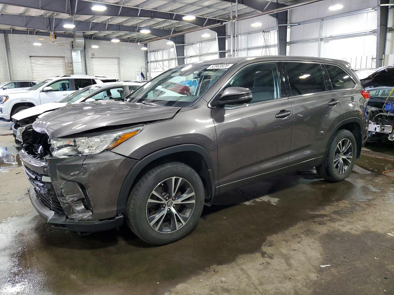 Salvage Toyota Highlander Image