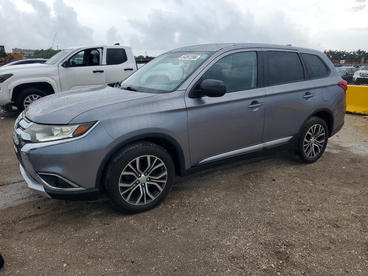 Salvage Mitsubishi Outlander Image