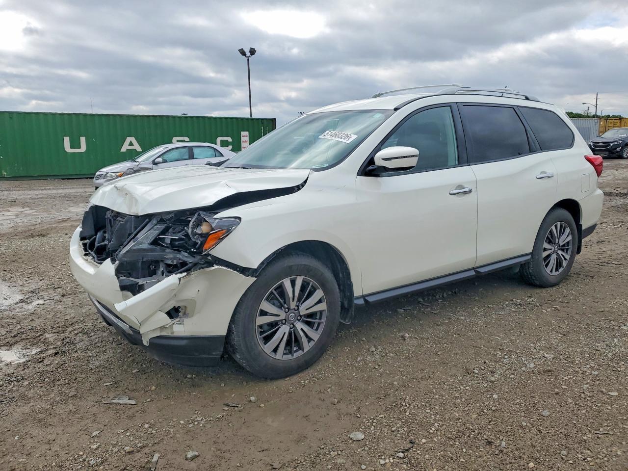 Salvage Nissan Pathfinder Image