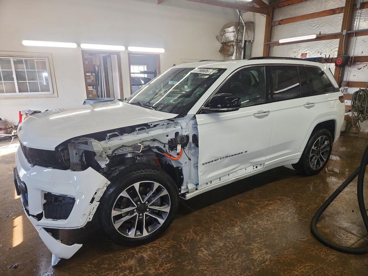 Salvage Jeep Cherokee Image