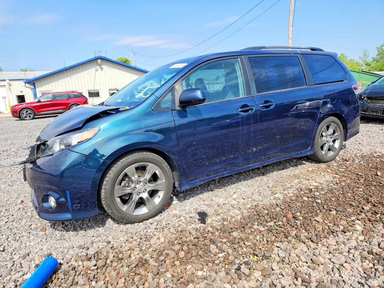 Salvage Toyota Sienna Image