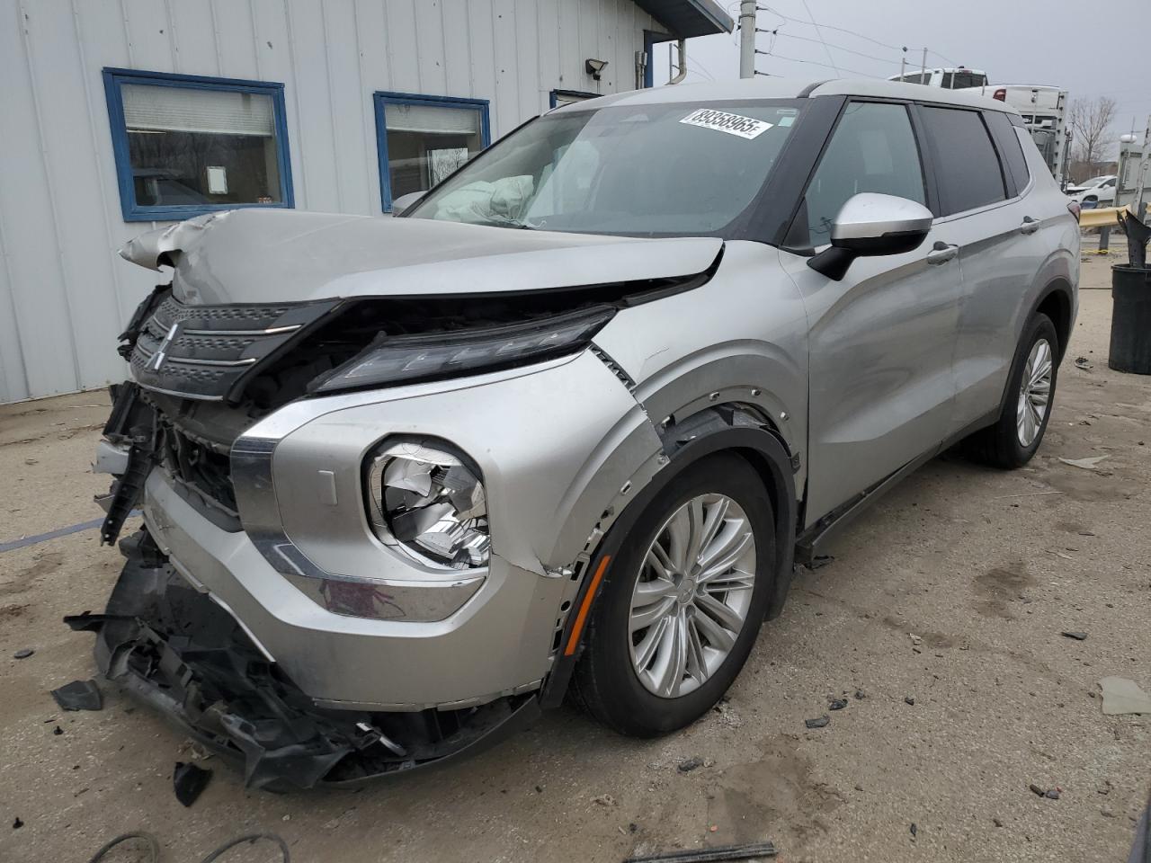 Salvage Mitsubishi Outlander Image
