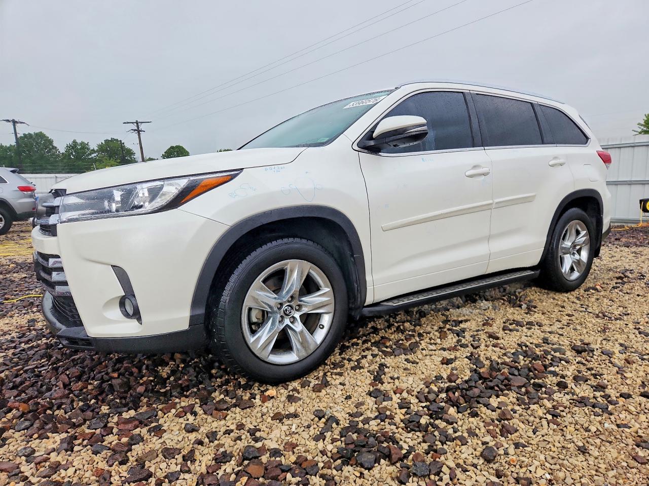 Salvage Toyota Highlander Image
