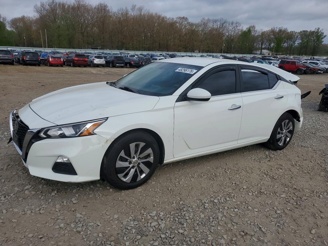 Salvage Nissan Altima Image