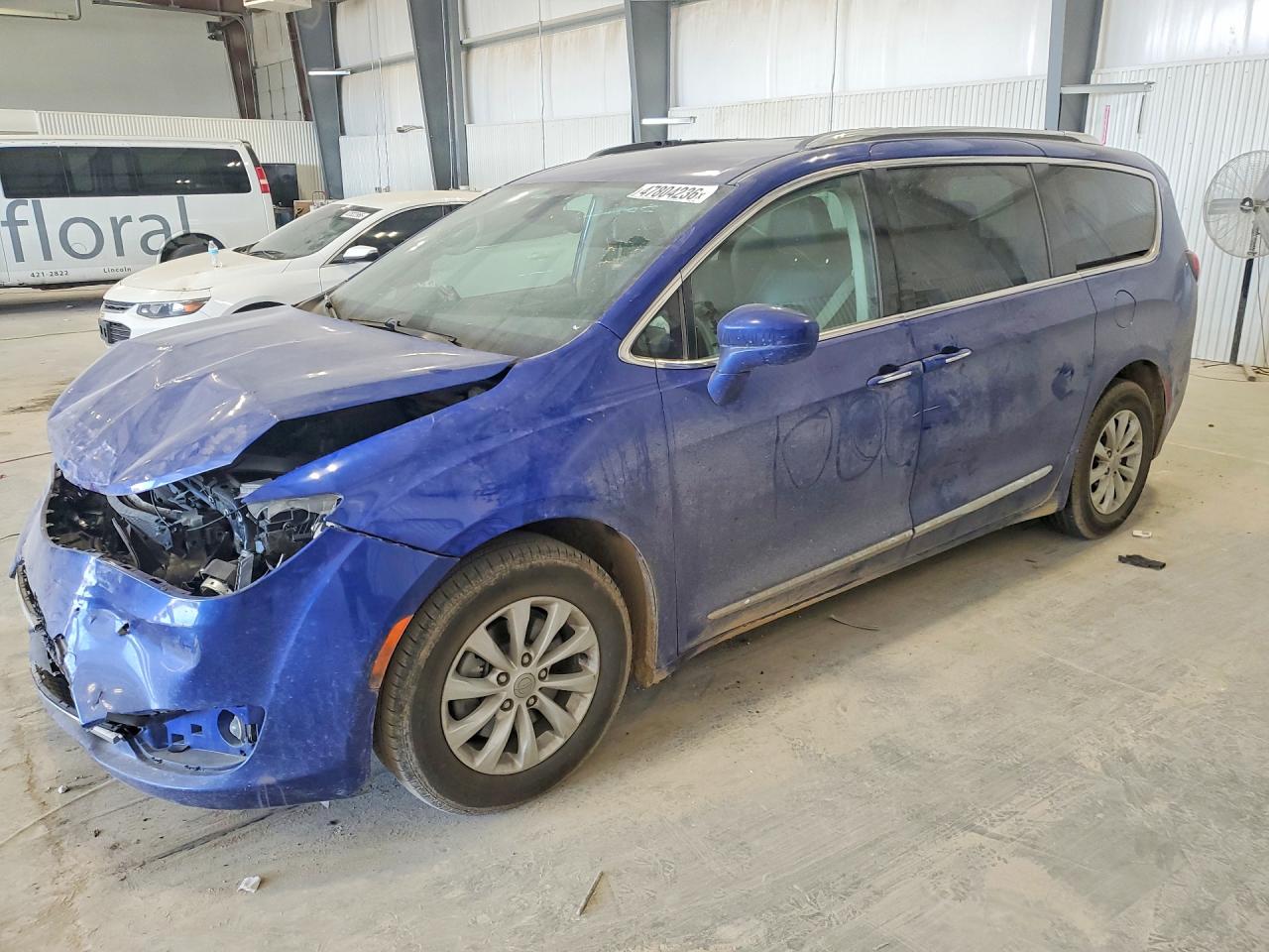 Salvage Chrysler Pacifica Image