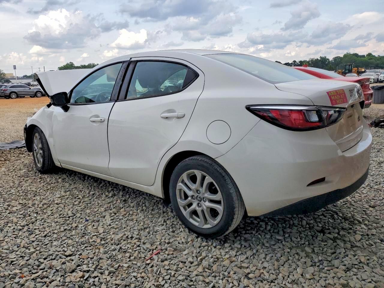 Toyota Yaris Base