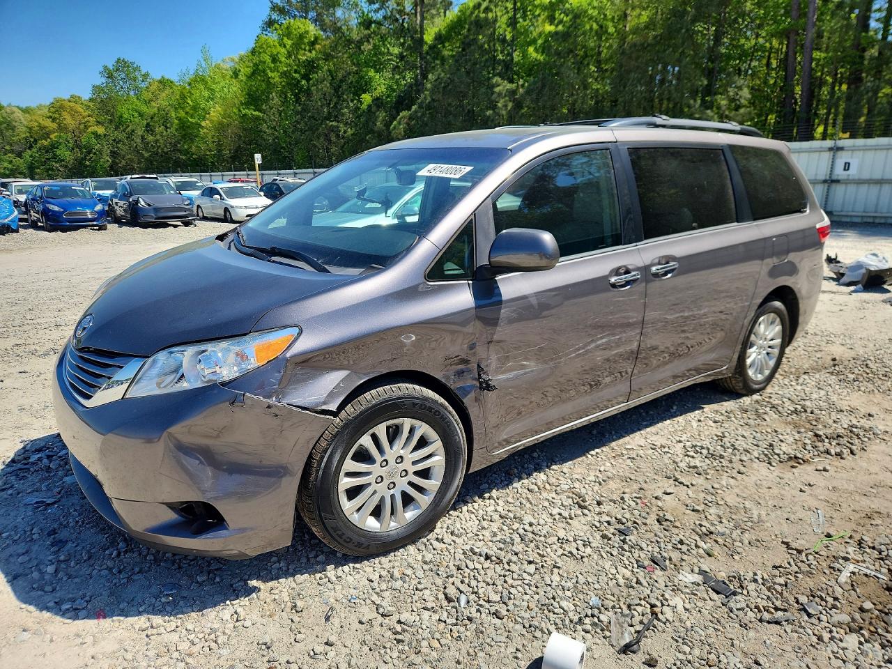 Salvage Toyota Sienna Image