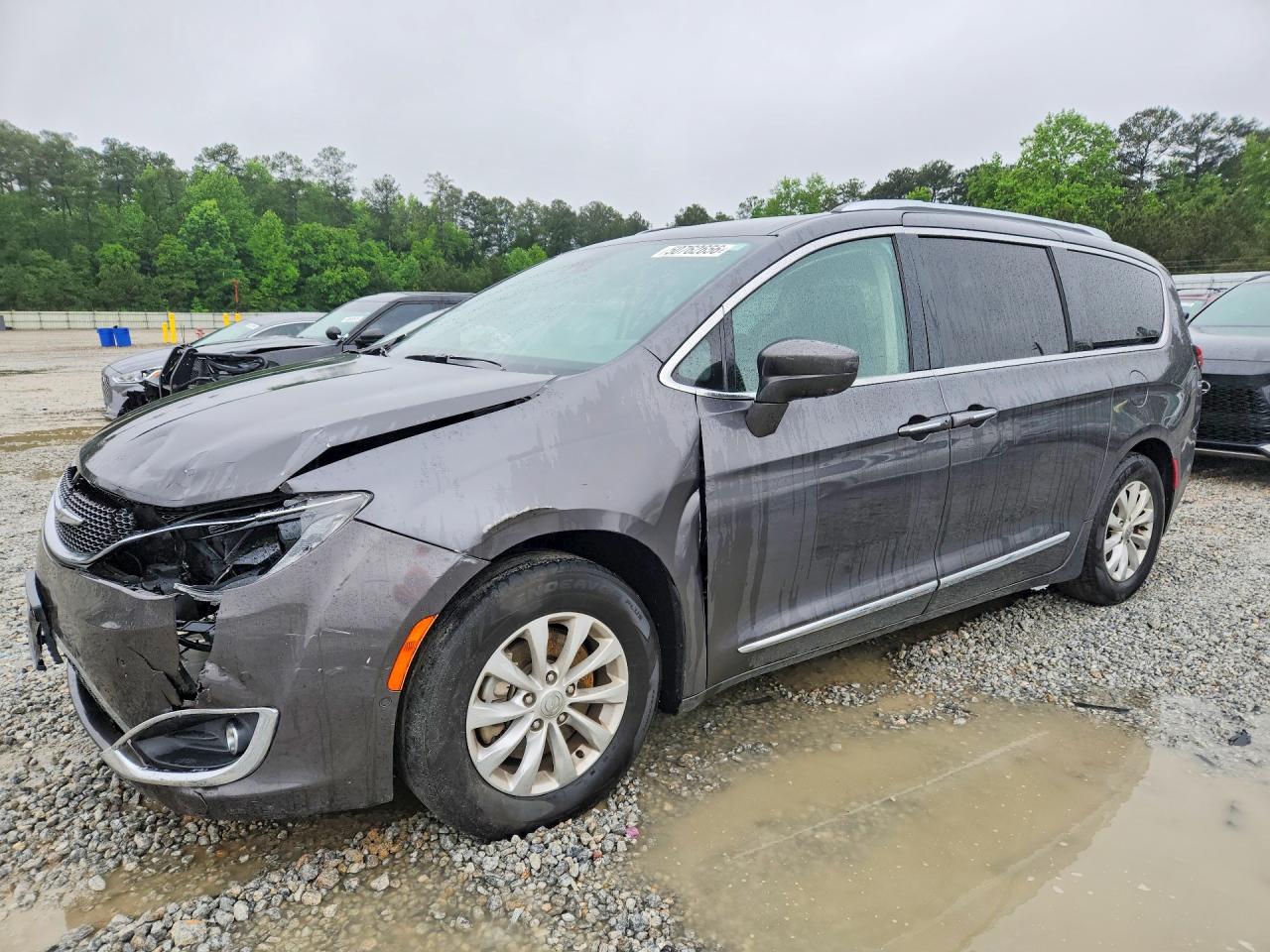 Salvage Chrysler Pacifica Image