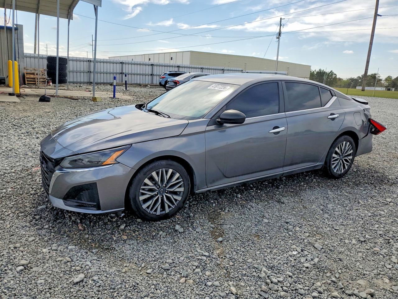 Salvage Nissan Altima Image
