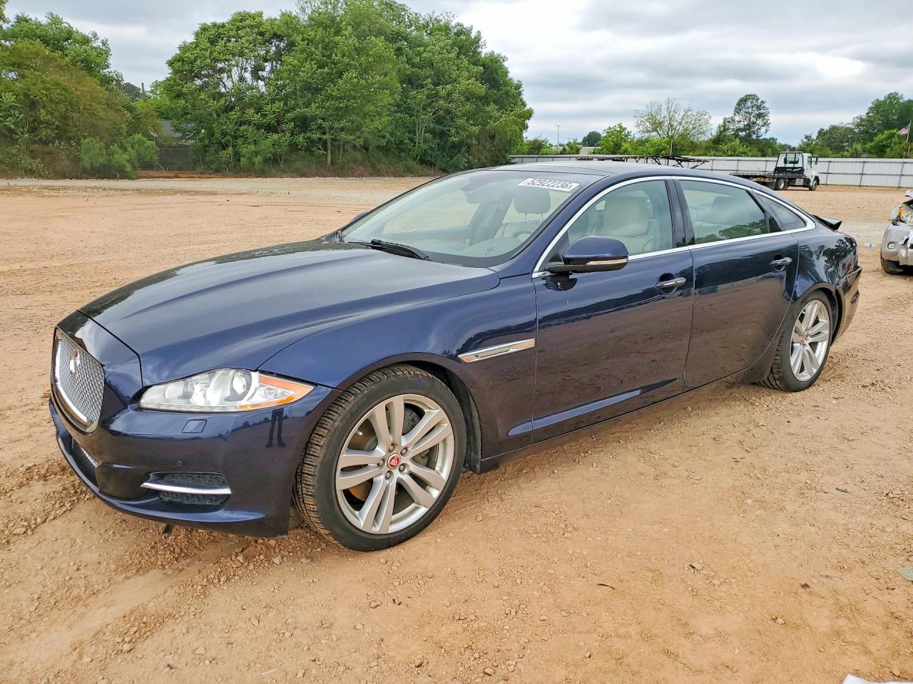 Salvage Jaguar XJ Image