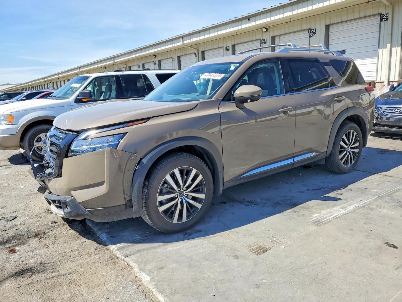 Salvage Nissan Pathfinder Image