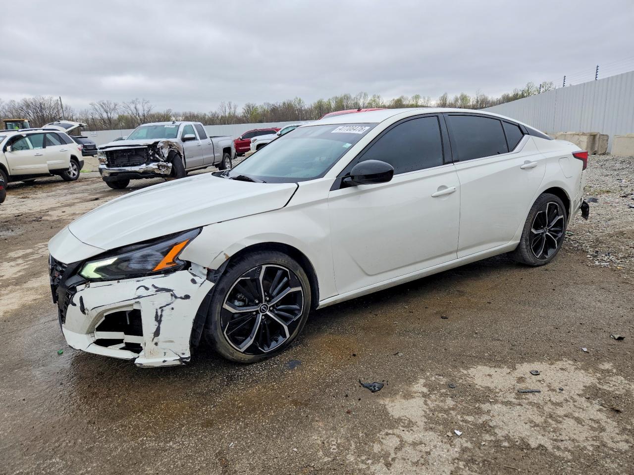 Salvage Nissan Altima Image